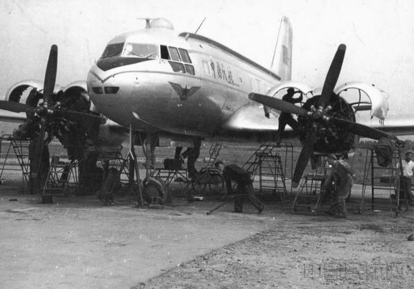 五十年代，飞机维修的条件和设备十分简陋。