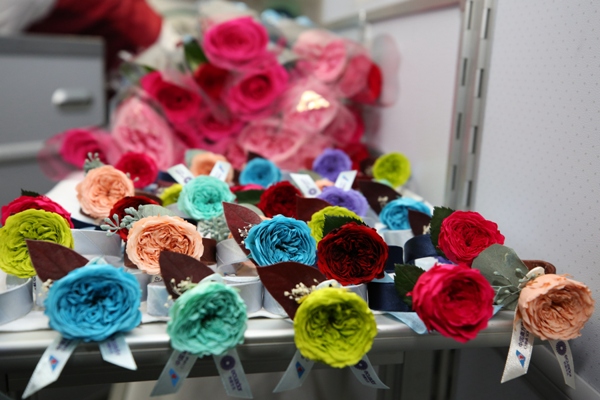 3月8日，妇女节南航万朵厄瓜多尔玫瑰赠乘客-马旭辉摄07.jpg