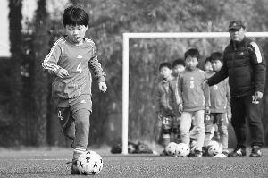 近日，联建小学足球队队员在教练的监督下进行日常训练。