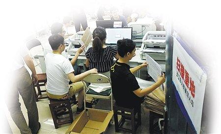 考生及家长参观高考阅卷 阅卷老师看不到全试卷