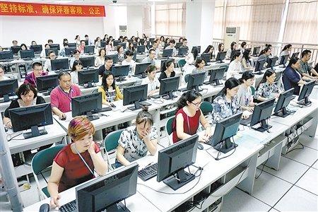 考生及家长参观高考阅卷 阅卷老师看不到全试卷