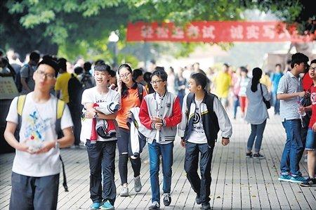 考生及家长参观高考阅卷 阅卷老师看不到全试卷