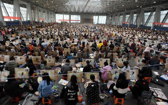 壯觀：兩千多名考生同場作畫備戰藝考(圖)