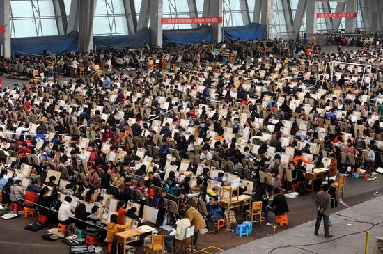 壯觀：兩千多名考生同場作畫備戰藝考(圖)