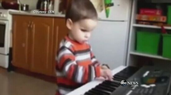 有“小莫扎特”之称的德沃列基，2岁时听到电视播放的卡通片音乐后，尝试自己把歌曲弹奏出来，那是他首次接触钢琴。