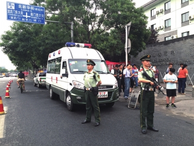 武警在北师大附中考点执勤。京华时报记者 陶冉 摄