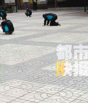 老师罚跪着写作业当事学生：太胖蹲不下才跪着