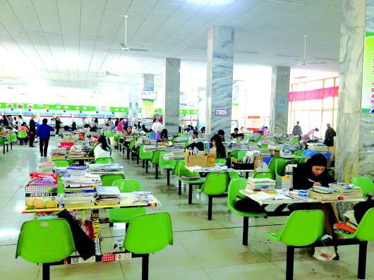 济南一高校食堂变自习室 学霸占大半座位(图)