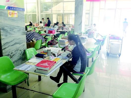 济南一高校食堂变自习室 学霸占大半座位(图)