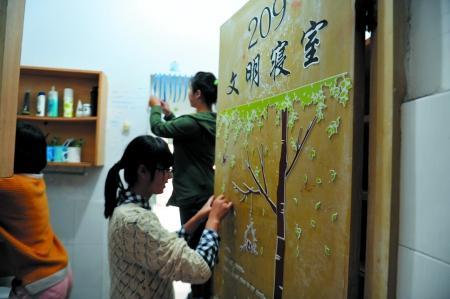 女生正在装扮男生文明寝室209的门