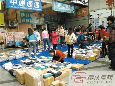 重庆一高校一天涌入近万件包裹收货人女生居多