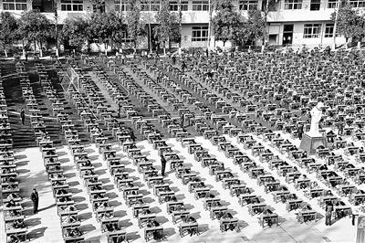 最霸气考试：80老师望远镜监考1200学生(图)