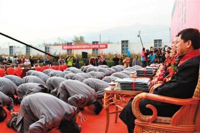 书院开学学员跪拜老师校方：尊师重教(图)