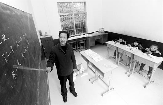 山村学校仅1名老师3个学生老师坚守37年坚守