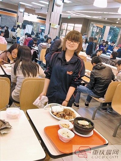 周丹在学校食堂收拾餐桌。受访者供图