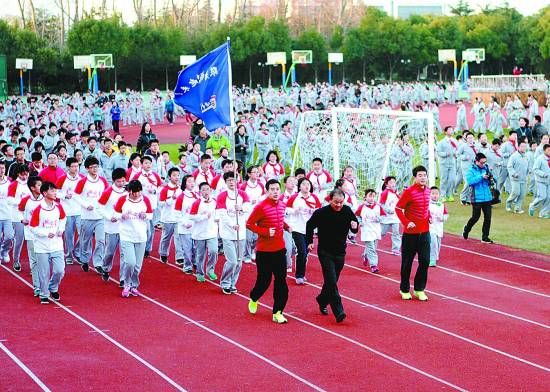  12月25日，孙吉、孙祥等明星助阵校园晨跑，但专家眼中真正有助于改变学生体质的“体育高考”何时才能走进校园？ CFP供图